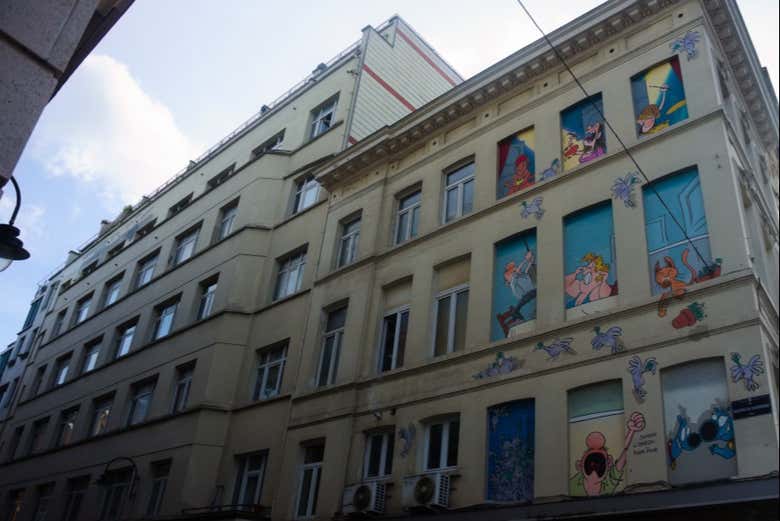 Brussels building with an eye-catching mural