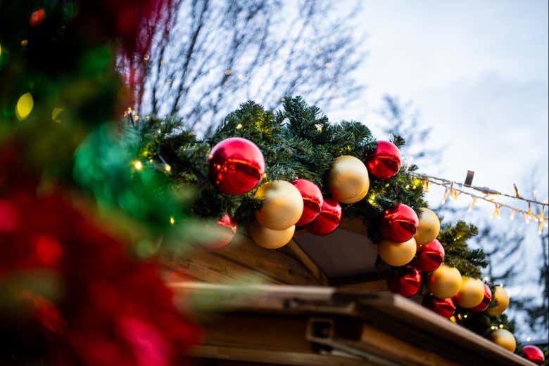 Admire the park's decorations